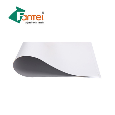 Gulungan Spanduk PVC Glossy Melenturkan Tinggi Tahan Air Mata Pencetakan Warna Penuh CMYK