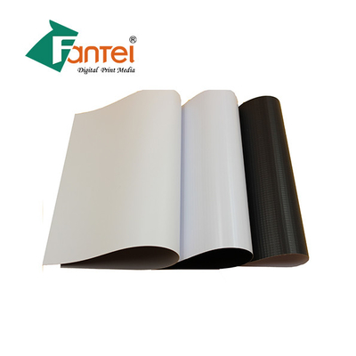 Spanduk Blockout PVC Laminasi Dingin 13oz, Gulungan Spanduk Melenturkan Blockout Abu-abu Kembali